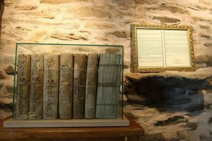 Exposición de la recopilación de los libros sobre las leyes de España y de la Corona de Castilla de los siglos XVIII y principios del XIX, así como un ejemplar manuscrito del catastro de la Ensenada de Santa Marina de Torre, hallados durante unas obras en la antigua Casa del Pueblo. Foto: César Sánchez.