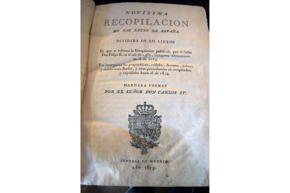 Uno de los ejemplares sobre las leyes de España y de la Corona de Castilla de los siglos XVIII y principios del XIX, hallados durante unas obras en la antigua Casa del Pueblo de Santa Marina de Torre. Foto: César Sánchez