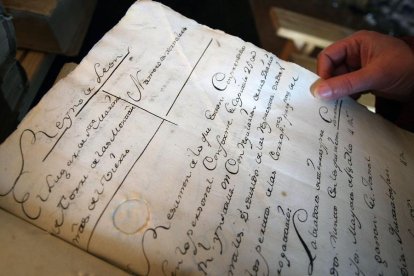Uno de los ejemplares sobre las leyes de España y de la Corona de Castilla de los siglos XVIII y principios del XIX, hallados durante unas obras en la antigua Casa del Pueblo de Santa Marina de Torre. Foto: César Sánchez.