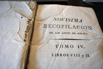 Uno de los ejemplares sobre las leyes de España y de la Corona de Castilla de los siglos XVIII y principios del XIX, hallados durante unas obras en la antigua Casa del Pueblo de Santa Marina de Torre. Foto: César Sánchez.