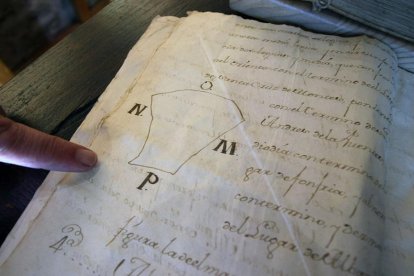 Ejemplar manuscrito del catastro de la Ensenada de Santa Marina de Torre (León), en el que aparece el plano del pueblo, y que fue hallado durante unas obras en la antigua Casa del Pueblo. Foto: César Sánchez.