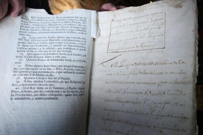 Ejemplar manuscrito del catastro de la Ensenada de Santa Marina de Torre (León), en el que aparece el plano del pueblo, y que fue hallado durante unas obras en la antigua Casa del Pueblo. Foto: César Sánchez.