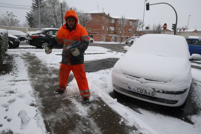 Un barrendero en el barrio de Armunia. RAMIRO
