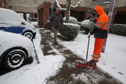 Un barrendero en el barrio de Armunia. RAMIRO