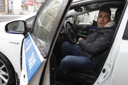 Taxista en el barrio del Crucero. RAMIRO
