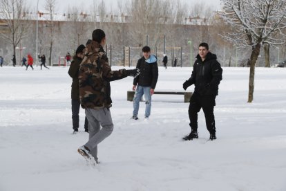 Jóvenes jugando en el parque de Eras de Renueva. DL
