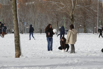Jóvenes jugando en el parque de Eras de Renueva. DL