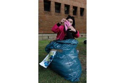 Diseñadores, modelos, colaboradores y miembros de Eureca-Pro se citaron este martes en el campus de Vegazana para repartir la ropa donada y preparar los diseños para el desfile. FERNANDO OTERO