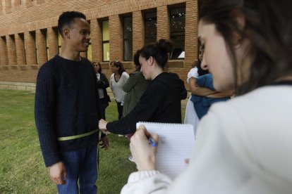 Diseñadores, modelos, colaboradores y miembros de Eureca-Pro se citaron este martes en el campus de Vegazana para repartir la ropa donada y preparar los diseños para el desfile. FERNANDO OTERO