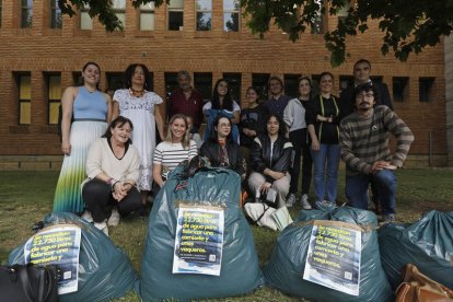 Diseñadores, modelos, colaboradores y miembros de Eureca-Pro se citaron este martes en el campus de Vegazana para repartir la ropa donada y preparar los diseños para el desfile. FERNANDO OTERO