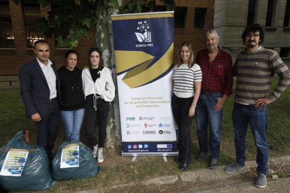 Diseñadores, modelos, colaboradores y miembros de Eureca-Pro se citaron este martes en el campus de Vegazana para repartir la ropa donada y preparar los diseños para el desfile. FERNANDO OTERO