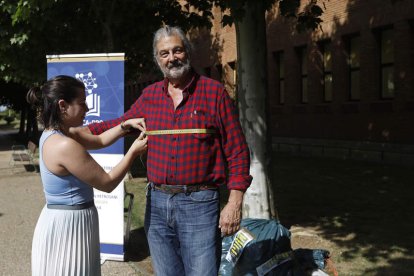 Diseñadores, modelos, colaboradores y miembros de Eureca-Pro se citaron este martes en el campus de Vegazana para repartir la ropa donada y preparar los diseños para el desfile. FERNANDO OTERO