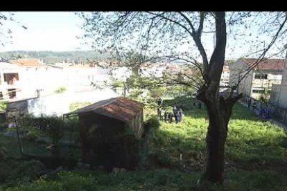 En las inmediaciones se montó un dispositivo para localizar los cuerpos.  A la zona se desplazaron un conselleiro y el alcalde de Santiago para valorar la tragedia.