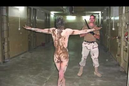 Los prisioneros aparecen los prisioneros desnudos, encapuchados y esposados.