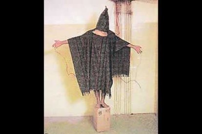 Semanas antes, las primeras imágenes de las torturas ya habían conmocionado al mundo. EE.UU. abrió una investigación y decidió procesar a cinco soldados destacados en la prisión Abu Ghraib.