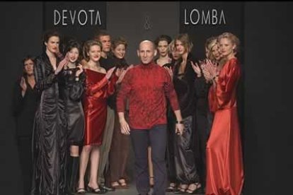 Modesto Lomba recibe los aplausos del público al término del desfile