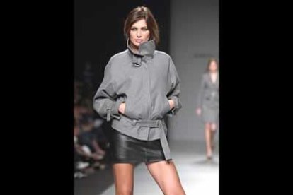 Microfalda de cuero negro y cazadora gris con hebillas metálicas, modelado por Nieves Álvarez en la colección de Ángel Schlesser