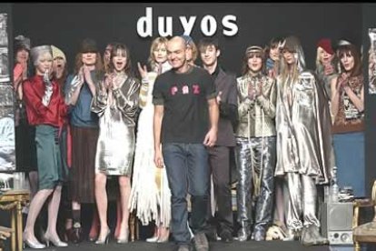 El diseñador Duyos, con una camiseta negra en la que se lee la palabra 'Paz', presentó su colección en la pasarela madrileña