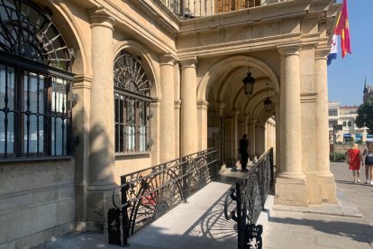 La valla de forja colocada en el consistorio de San Marcelo. Á. C.