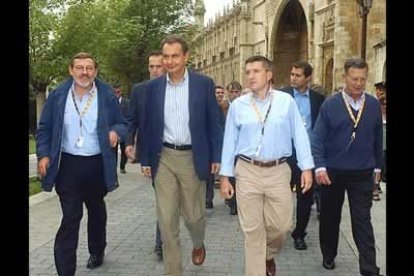 El presidente del Gobierno recorrió a pie el trayecto de unos trescientos metros que separa el Hostal San Marcos del lugar en el que se ubicó la salida de la Vuelta, junto al edificio del auditorio de la capital leonesa.