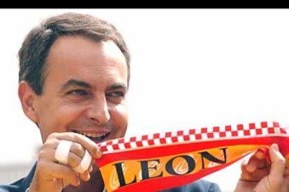 Zapatero posó orgulloso con un trozo de la cinta inaugural en el que podía leerse el nombre de la ciudad en la que pasó la mayor parte de su vida.