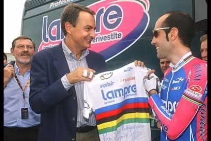 El líder socialista recibió además una camiseta «arco iris» del campeón del mundo, el español Igor Astarloa.