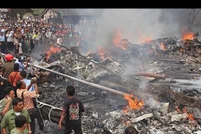Los bomberos acudieron rapidamente a la escena para sofocar las llamas.