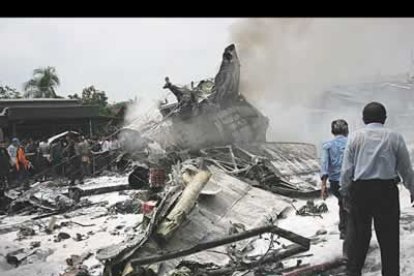 Uno de los doctores que supervisaba las tareas de rescate de los cuerpos, Syahrial Anas, aseguró que «está siendo muy dificil acceder a los cuerpos debido al calor que desprende el aparato».