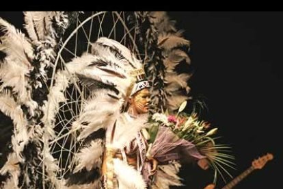 El jurado estuvo deliberando casi media hora para decidir cual de las ocho participantes tendría el honor de ser la reina del carnaval de León durante este año.
