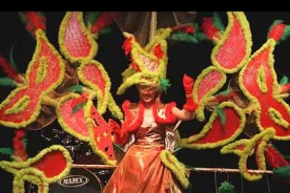 Rebeca Alonso Galindo, con el traje Priyanka y María Ángeles Morán Sastre, con Shiva, se convirtieron en la gala de ayer celebrada en el Palacio de Deportes, en las damas del carnaval.