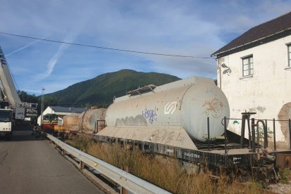 Estado en el que los vehículos llegaron a los talleres de Villablino. ARMF
