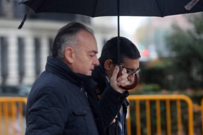 Pedro Vicente Sánchez, junto a su letrado a su llegada esta mañana. BENITO ORDÓÑEZ