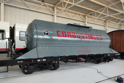 Cisterna para el transporte de combustible ya restaurada. ARMF