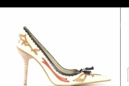 Tampoco es necesario calzar con poca intención. Existen caprichos que una no se compra, pero que desea. Estos zapatos tienen un 10% de descuento,a seguran en la web de Blanco.