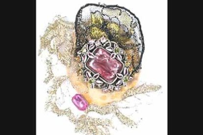 Sin salir de Galicia se pueden conseguir otros detalles que a buen seguro harán las delicias de sus seres queridos. Los broches retro de caramelo pueden servir.