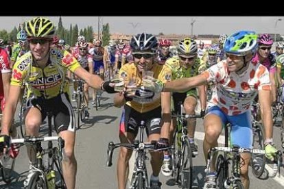 La etapa final no tuvo demasiada historia. Cumplió escrupulosamente con el guión previsto: ritmo de cicloturismo, bromas, charlas y un poco de cava para el brindis de los tres componentes del podio final.