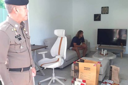 Daniel Sancho, custodiado por un agente. POLICÍA REAL DE TAILANDIA