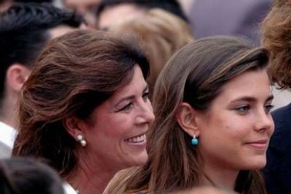 Por primera vez desde los funerales de Rainiero, los tres hermanos Grimaldi aparecieron juntos y sonrientes ante los fotógrafos, aunque Carolina no pudo evitar derramar alguna lagrimita.