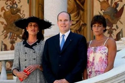 Sólo la pamela negra de Carolina recordó ayer los tres meses de luto oficial por la muerte de Rainiero.