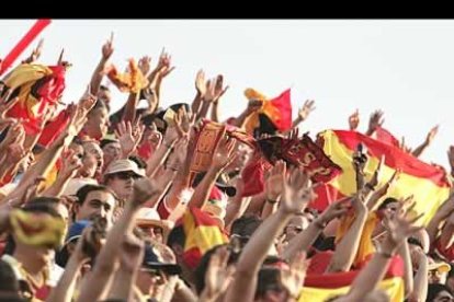 La selección estuvo arropada por 15.000 seguidores que se desplazaron hasta el Algarve para asistir al partido.