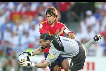 España empezó bien el encuentro, dominando el juego y llevando la iniciativa en ataque.