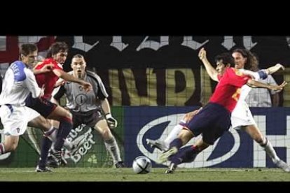 El gol español no llegó hasta la segunda parte. Valerón, que acababa de salir al campo, consiguió el tanto decisivo.