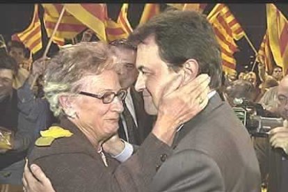 El candidato de la coalición Convergencia i Unio (CiU) a las elecciones autonómicas de Cataluña, Artur Mas, abrazado por la esposa de Jordi Pujol, Marta Ferrusola.