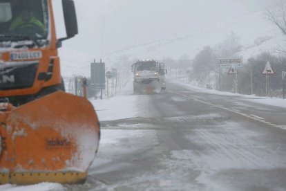 Las máquinas quitanieves ya están haciendo su trabajo en distintos puntos de la provincia. FERNANDO OTERO
