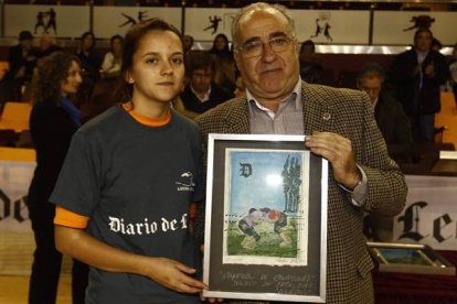 Ariadna Morán, campeona de ligeros, con el secretario de la Federación, Miguel Ángel Sánchez. Ramiro