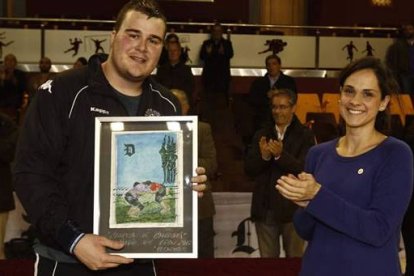 Abel Isaí Cabero recoge el trofeo del que le hizo entrega la consejera de Diario de León, Adriana Ulibarri. Ramiro