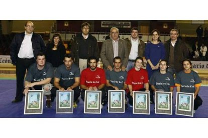 Abajo los campeones: Abel Isaí Cabero, Clemente Fuertes, Héctor García, Ibán Sánchez, Mónica Matía, Vanesa Presa, y Ariadna Morán. En la fila superior: Ché Escanciano, presidente de la Federación, junto a Carmen González, Emilio Orejas, Miguel Ángel Sánchez, Pablo Lago, Adriana Ulibarri y José María López Benito. Ramiro