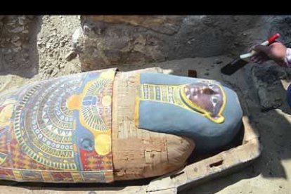 Lo que la hacen especial es luminosidad de los colores con que está pintado el sarcófago que la contiene.