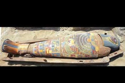 El sarcófago fue localizado en excavaciones realizadas en la zona monumental de Saqara.