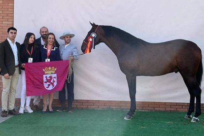 Carlos y Yolanda con sus hijos Adrián y Lucía y el entrenador Diego. DL